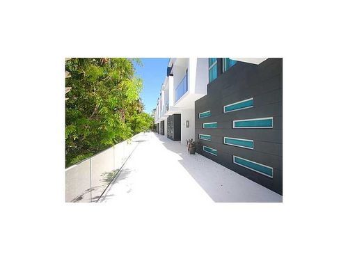 Building Photo - 2110 Brickell Ave