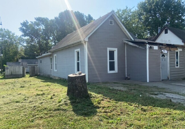 Foto del edificio - Large Yard & Garage! - $490 Month / $800 Down