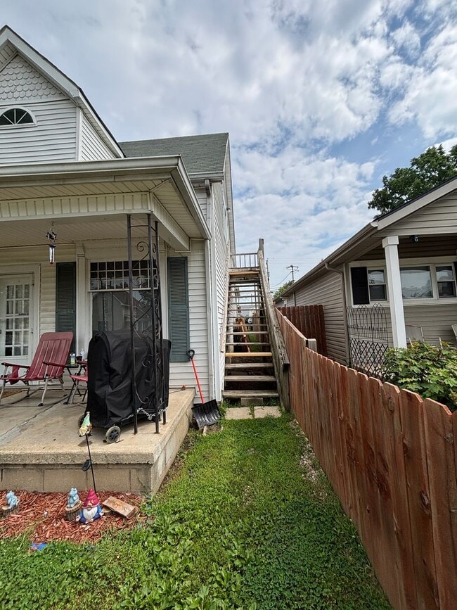 Building Photo - 208 Town St