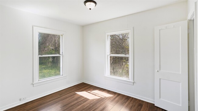 Building Photo - 410 Clinton Park St