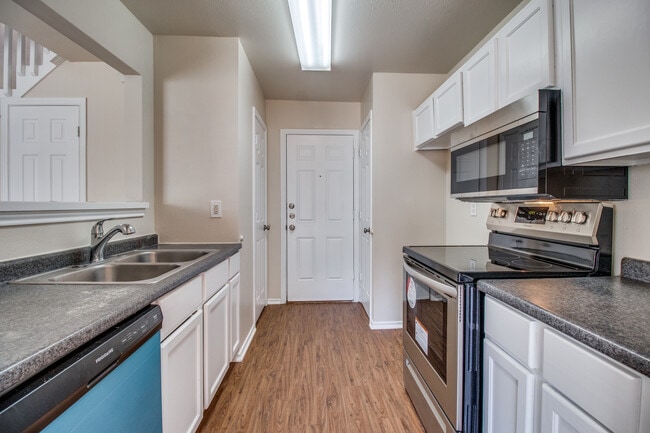 Building Photo - 913 N Brents Ave