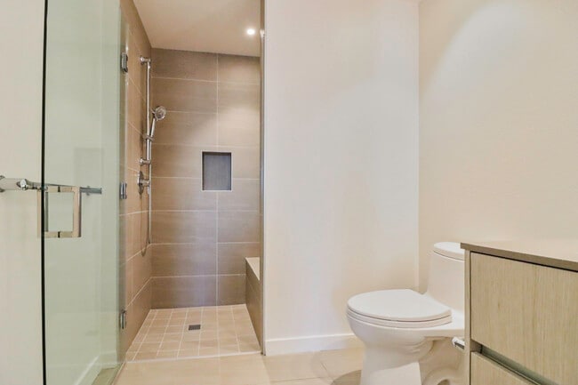 Building Photo - Concourse