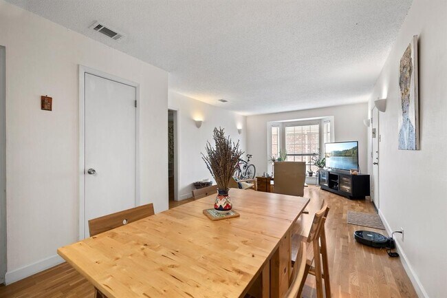 Foto del edificio - 7920 Rockwood Ln