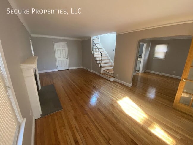 Building Photo - $1,400 3 Bed | 2 Bath - Newly revovated in...