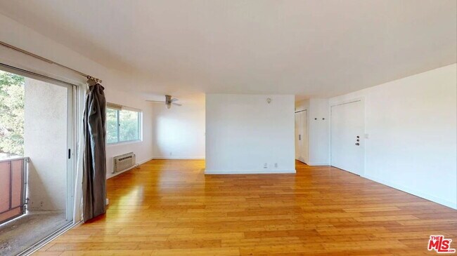 Foto del edificio - 525 N Sycamore Ave