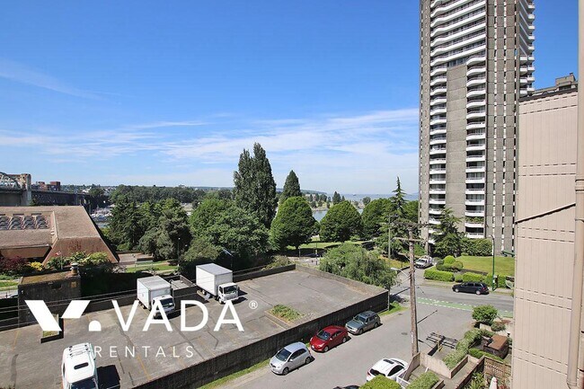 Photo du bâtiment - Californian Furnished Apartment Rental 505...