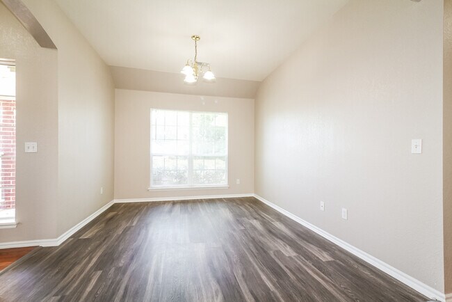 Foto del edificio - Must see 4 bed, 2 bathroom home!