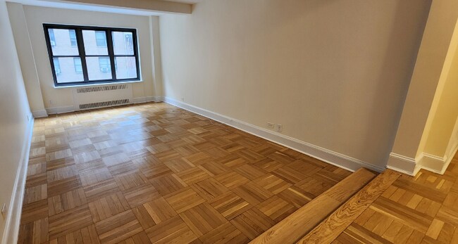 Building Photo - 141 E 56th St