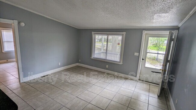 Building Photo - 955 Hollywood Dr