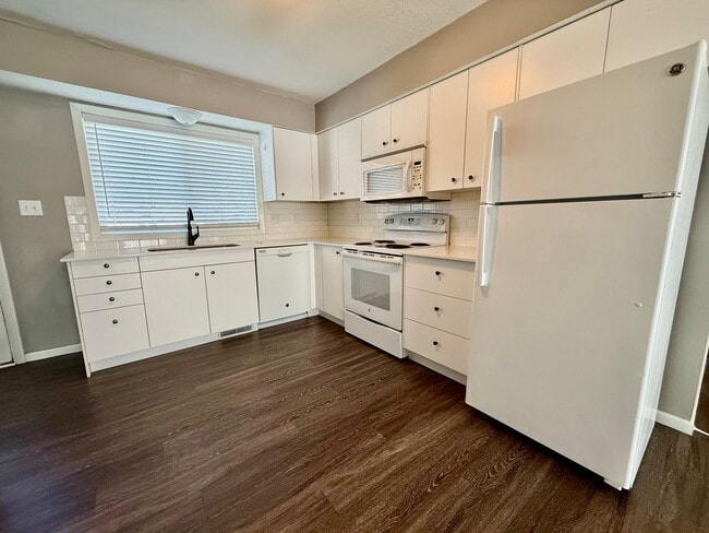 Foto del edificio - 2341 Fairway Ln