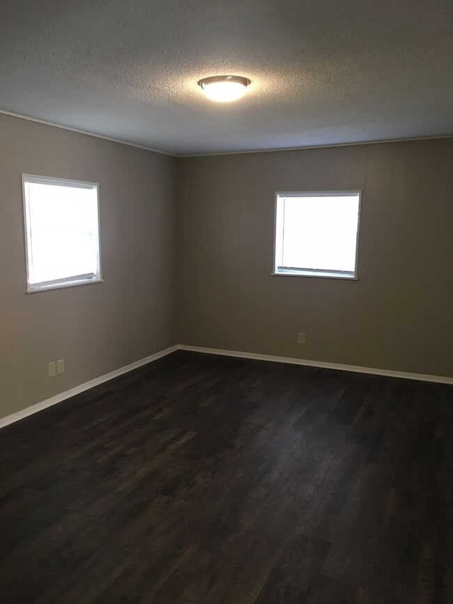 Building Photo - One Bed One Bath House Available June 1