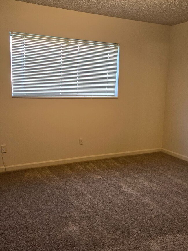 Building Photo - 2 Bedroom, 1 Bath Garden Flat