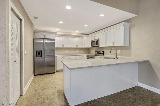 Foto del edificio - 6310 Royal Woods Dr