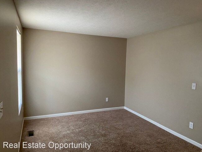 Building Photo - 3 br, 2.5 bath House - 318 Cloverhill Dr