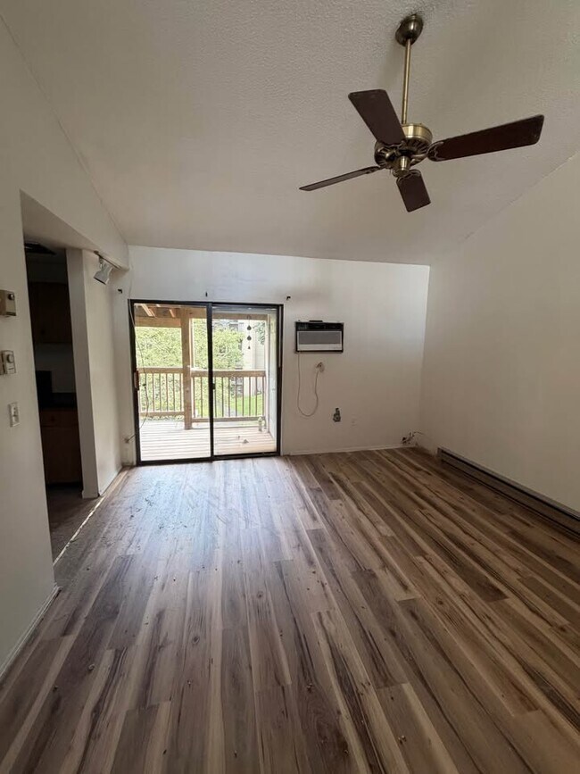 Foto del edificio - 270 Burgundy Hill Ln
