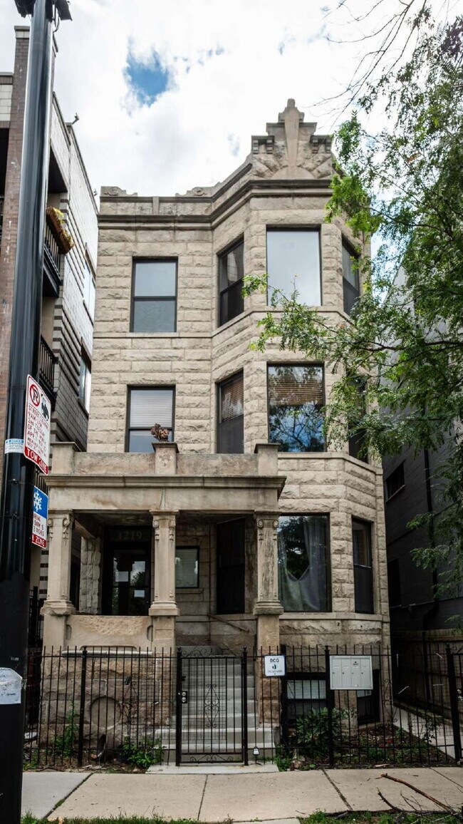 Foto del edificio - 3-Bedroom Apartment in Ukrainian Village / Humboldt Park!