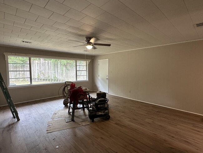 Building Photo - 301 Pinewood Dr