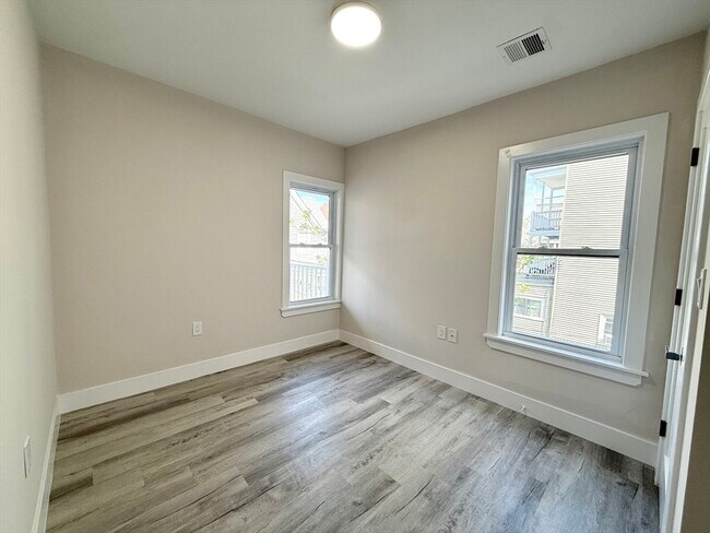 Building Photo - 10 Cawfield St