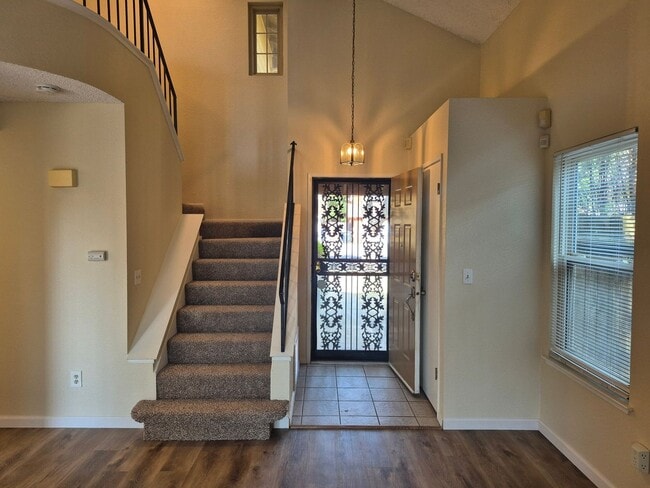 Building Photo - Adorable 3 bedroom 2.5 bath home