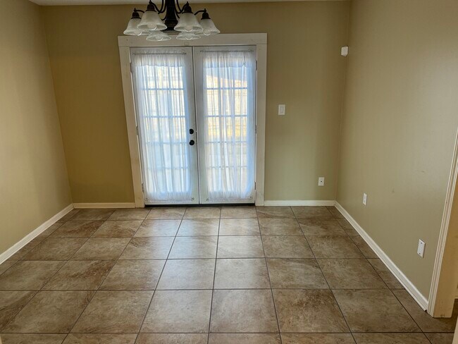 Comedor - 3550 Woodland Dr