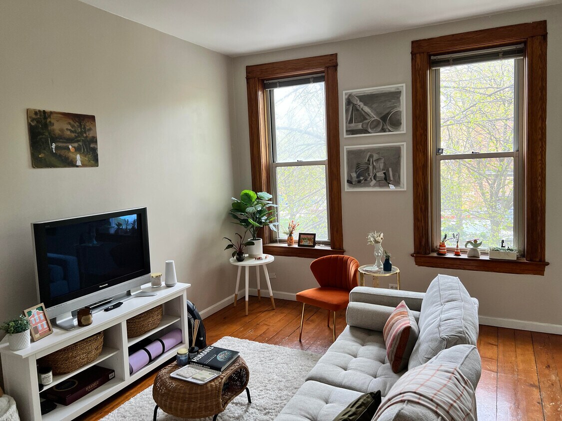Primary Photo - 2222 W Dickens Ave