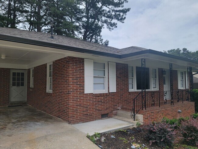 Building Photo - Modern Ranch Home - Full Brick - Large Eat in Kitchen with Large Granite Kitchen Island