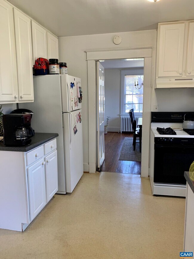 Building Photo - 1916 Lewis Mountain Rd