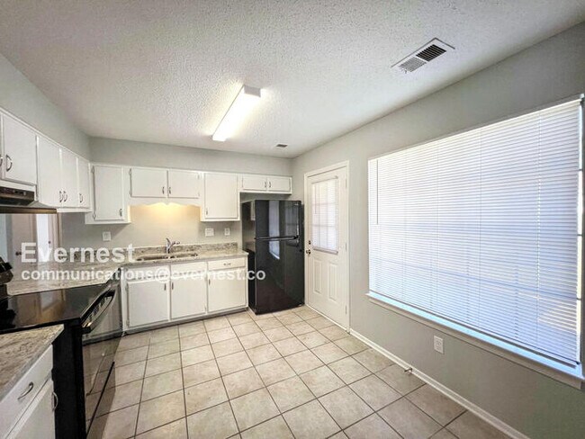 Building Photo - 3455 Castle Dr