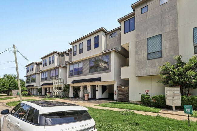 Building Photo - 2305 Camden Dr