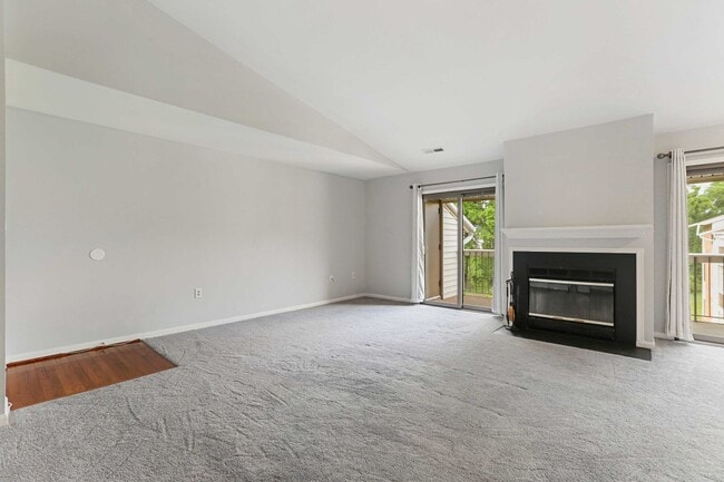 Building Photo - Charming Top Floor Condo with Pool View!!