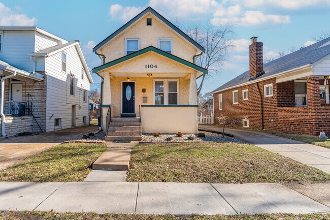 Building Photo - 1104 Yale Ave