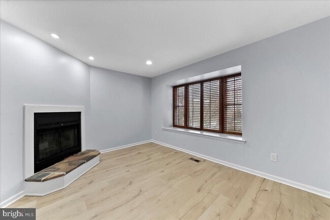 Building Photo - 11 Algonquin Ct