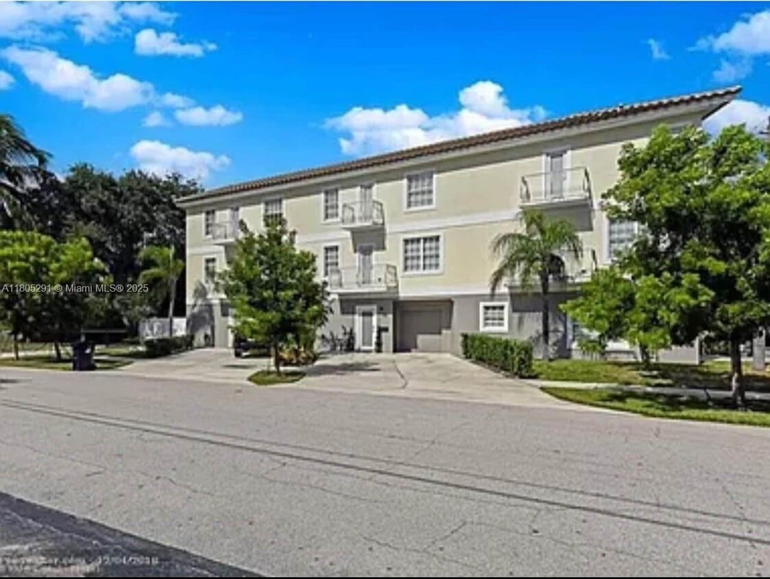 Primary Photo - 725 SE 14th Ct