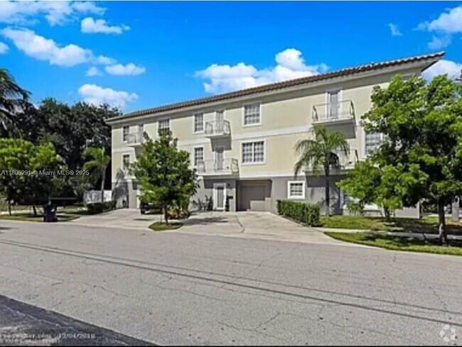 Building Photo - 725 SE 14th Ct