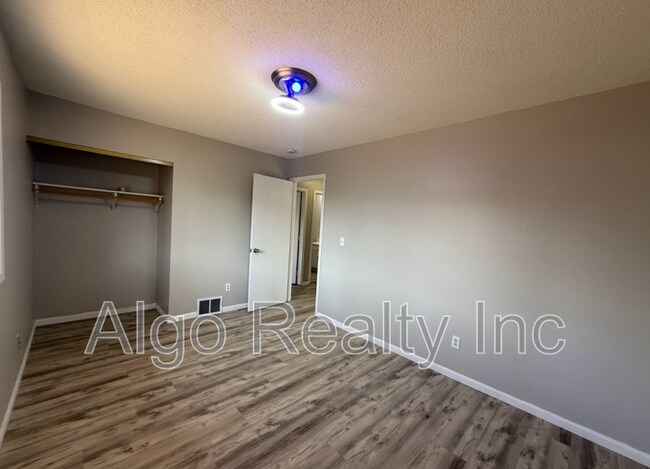 Foto del edificio - 8233 Douglas Ln N