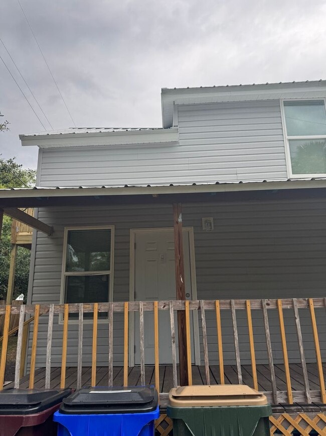 Foto del edificio - Renovated 2 bedroom, 2 bathroom duplex in ...