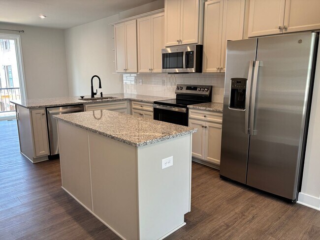Foto del edificio - Pristine, move-in ready Townhome located i...