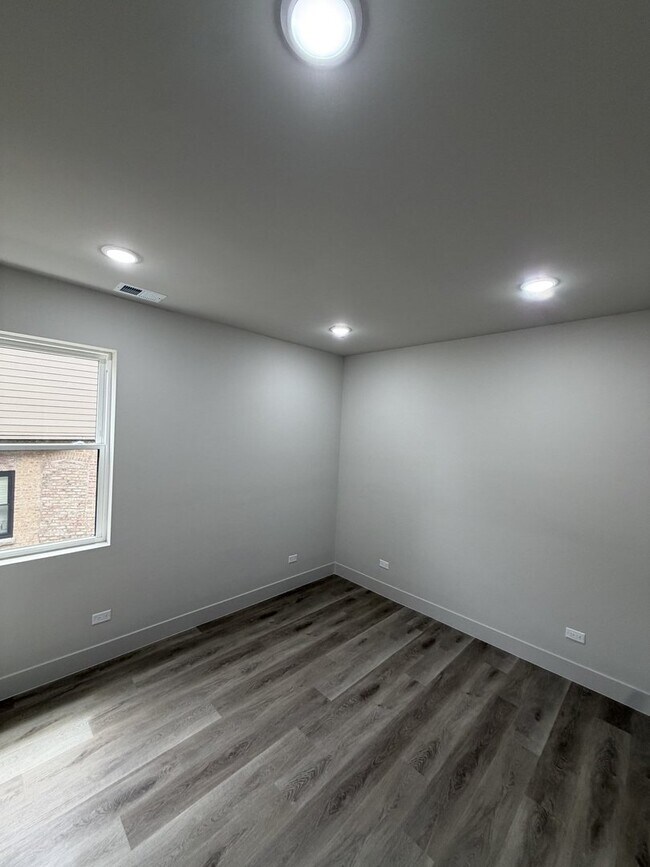 Foto del edificio - 6603 S Langley Ave