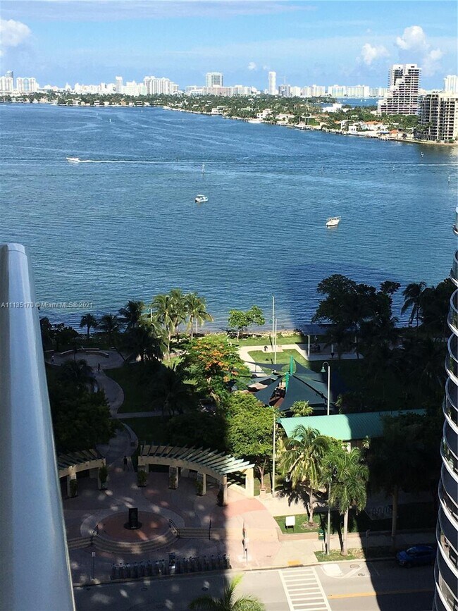 Building Photo - 1800 N Bayshore Dr