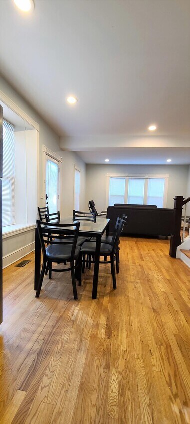 Foto del edificio - 1208 E University Ave