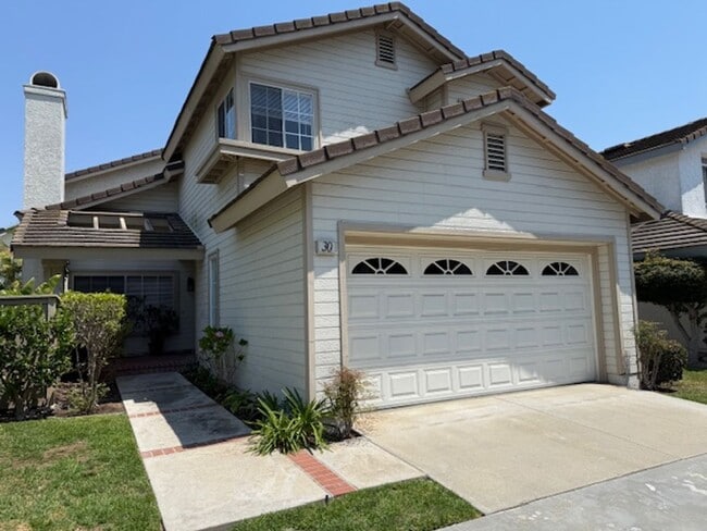 Building Photo - Updated 3 Bedroom Detached Home in Woodbri...