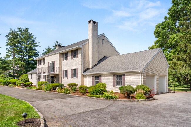 Foto del edificio - 66 Middle Ridge Rd