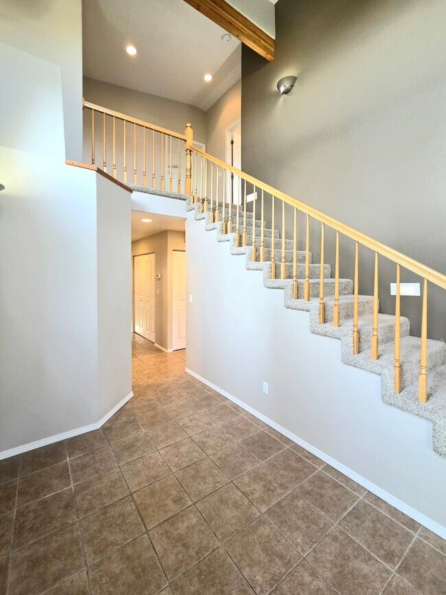 Foto del edificio - Grandiose Home on 1 Acre -- in East Wenatchee for Rent!!