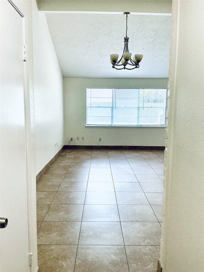 Foto del edificio - 16719 Maplemont Dr