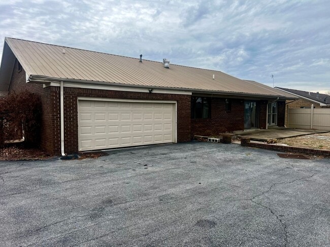 Building Photo - Spacious 3-Bedroom Ranch for Rent in Franklin, KY!