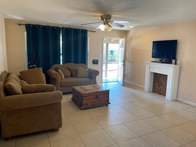 Building Photo - This 4 bedroom 2 bath is ready for immedia...