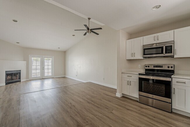 Foto del edificio - Fully Remodeled! 2 bed 2 bath Town-home in...