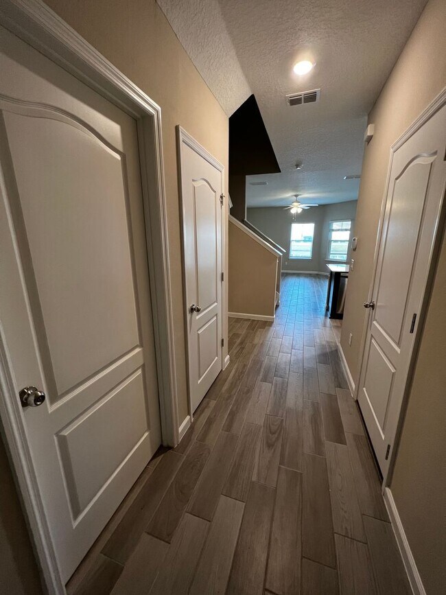 Foto del edificio - Beautiful 3 Bed 2.5 Bath Townhome with att...