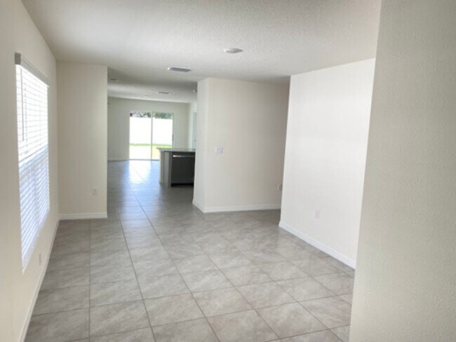 Foto del edificio - Well laid out 3 Beds/2Baths Home partially...