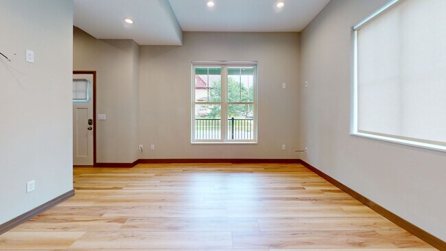 Building Photo - Remodeled 10 Bedroom House in Dinkytown!
